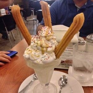 churros con helado y crema chantilly