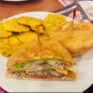 Sandwich Cubano hecho en hojaldre. ?