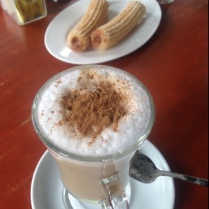 Cappuccino y Churro relleno de manjar