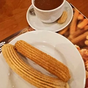 Churros con manjar y chocolate caliente