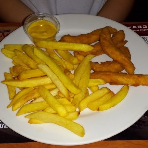 Dedos de pollo con Papas fritas