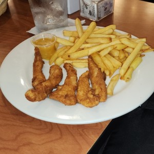 Deditos de pollo con papas fritas