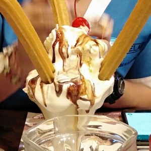 Churros con helado y crema chantilly