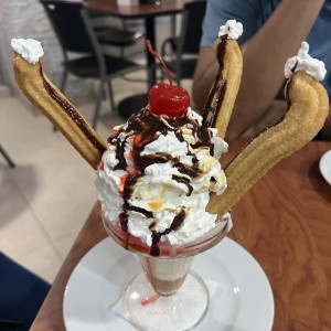 Churros con Helado y chantilly