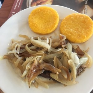 Higado encebollado con tortillas.