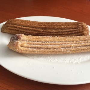 churro de canela y manzana , y churro de manjar 