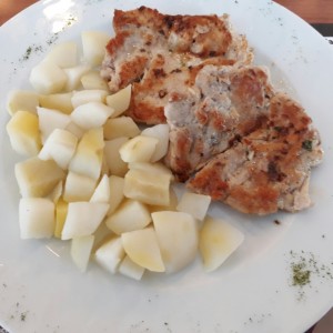 Pollo a la plancha (encuentro) y papas hervidas