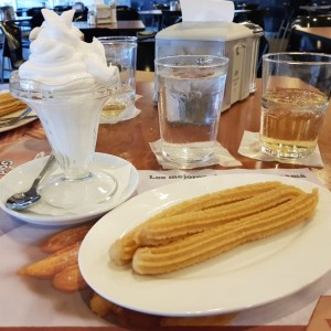 churros sencillos y copa de crema batida