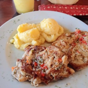 Pollo deshuesado al ajillo