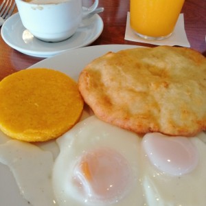 Huevos fritos al gusto con jugo de naranja