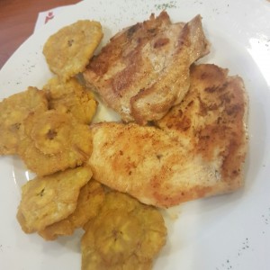 filete de pechuga con patacones