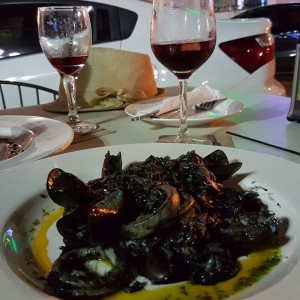 risotto de conchas y calamares en su tinta