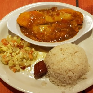 Filete de Pescado al Ajillo con Arroz con Coco