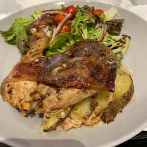 Pollo horneado con papas pisada y ensalada