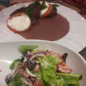 Ensalada Capresse con filete de carne