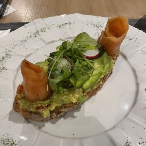 Brucheta de aguacate con salmon