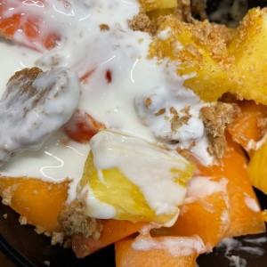 frutas con yogurt y granola