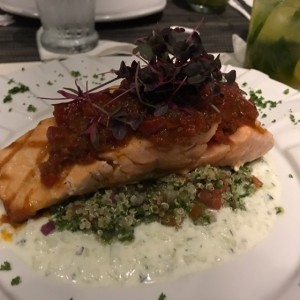 Salmon ? con quinoa ? y tzatziki ??