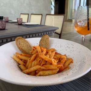 Penne con Langostinos y salsa roja