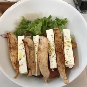 Ensalada Griega con pollo al grill 