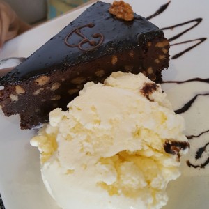 Brownie con helado de vainilla