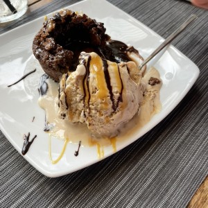 Dulce de chocolate con helado