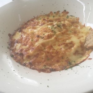 Pasta gratinada con queso cheddar.