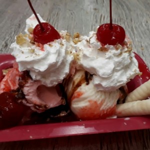 sundae de 2 sabores Italian Cherry y Fresa