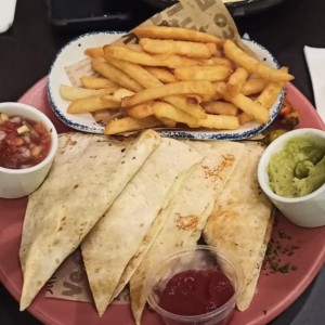 Quesadilla de pollo con papas 