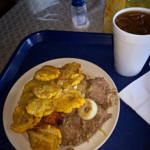 carne con patacones