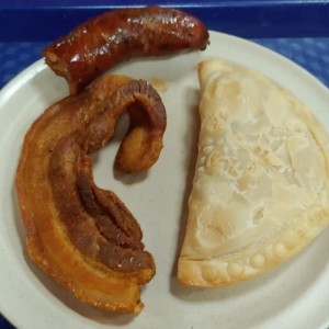 Chorizo costilla de cerdo y empanada de carne