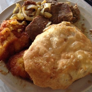 bistec encebollado con hojaldre y torrejitas de maiz