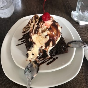 Brownie con helado de vainilla