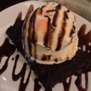 brownie con helado