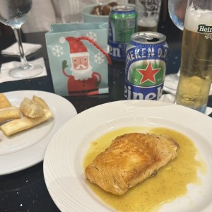 Salmon en salsa de maracuya con el side dish (yuca frita)