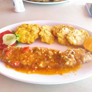 Filete de corvina al ajillo