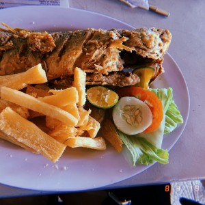 corvina con yuca frita