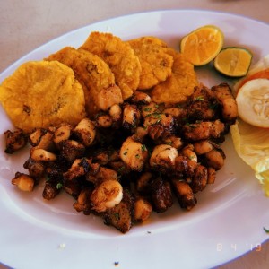 pulpo a la plancha con patacones 