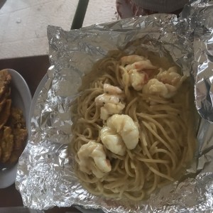 spaguetis de langostinos al cartucho