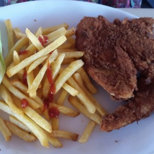 pollo apanado con papas fritas