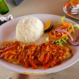 filete de corvina en salsa criolla