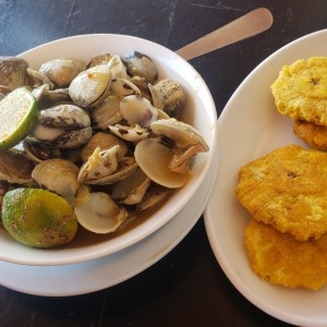 almejas al ajillo con patacones