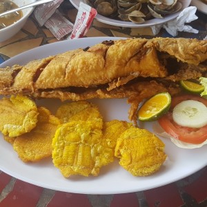 Corvina frita con patacones