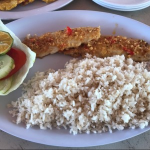 Filete de Corvina al Ajillo y Arroz con Coco