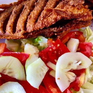 Pargo frito con ensalada