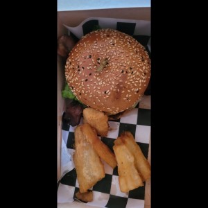 hamburguesa con yuca frita 