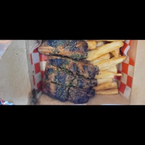 costilla de res con yuca frita 