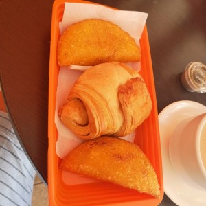 Empanada de carne, pollo y croissant de jamon y queso