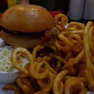 hamburguesa de carne con mozzarella frito