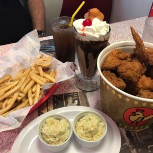 Bucket de pollo frito, papas fritas, ensalada y batido de chocolate